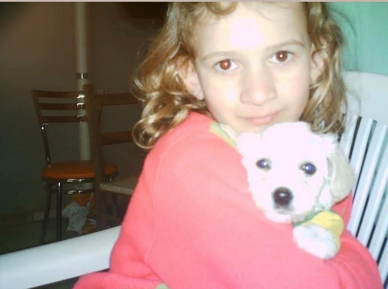 Thalia ainda criança abraçando um cachorrinho