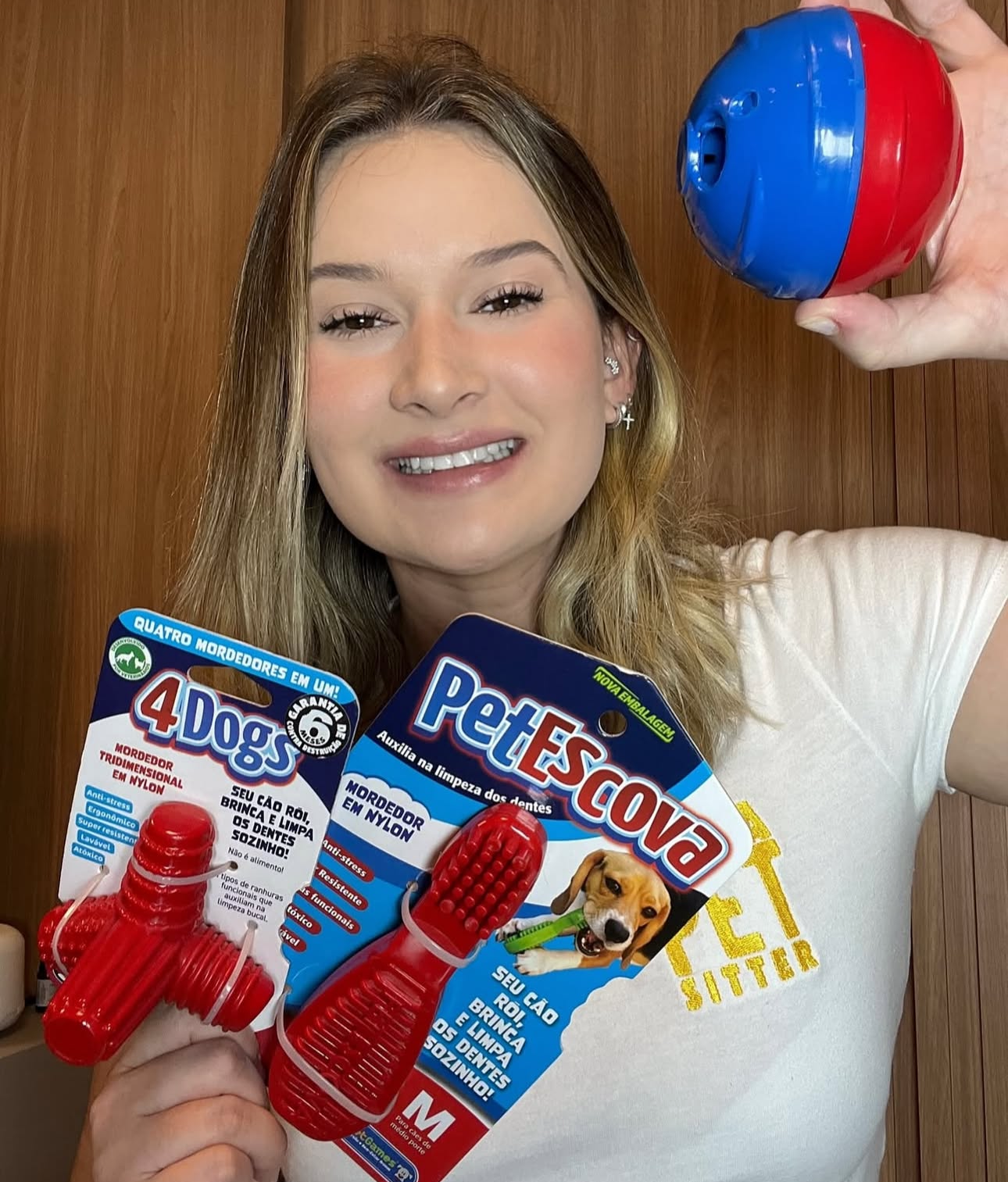 Thalia Gastaldi apresentando produtos para pets