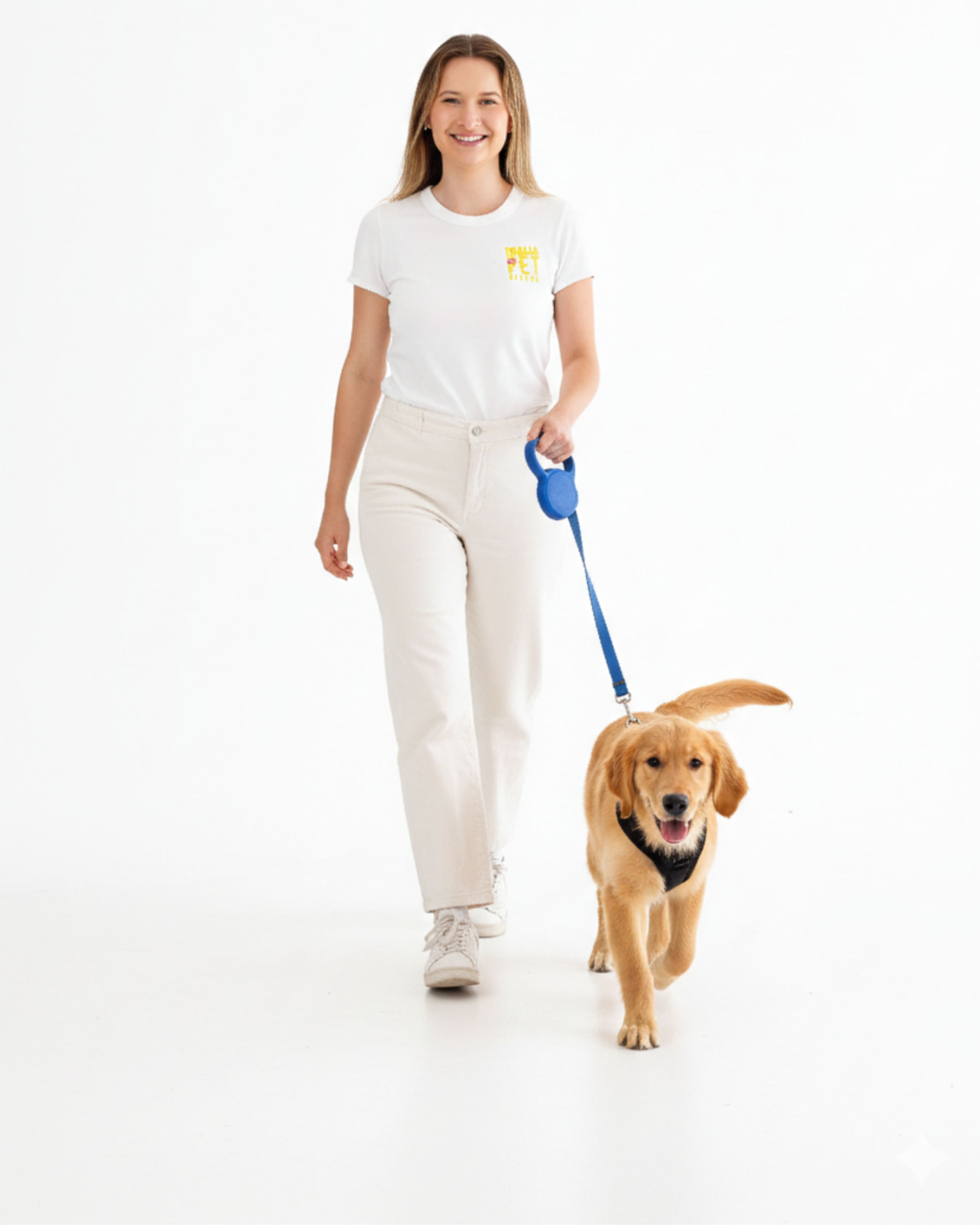 Thalia passeando com um cachorro